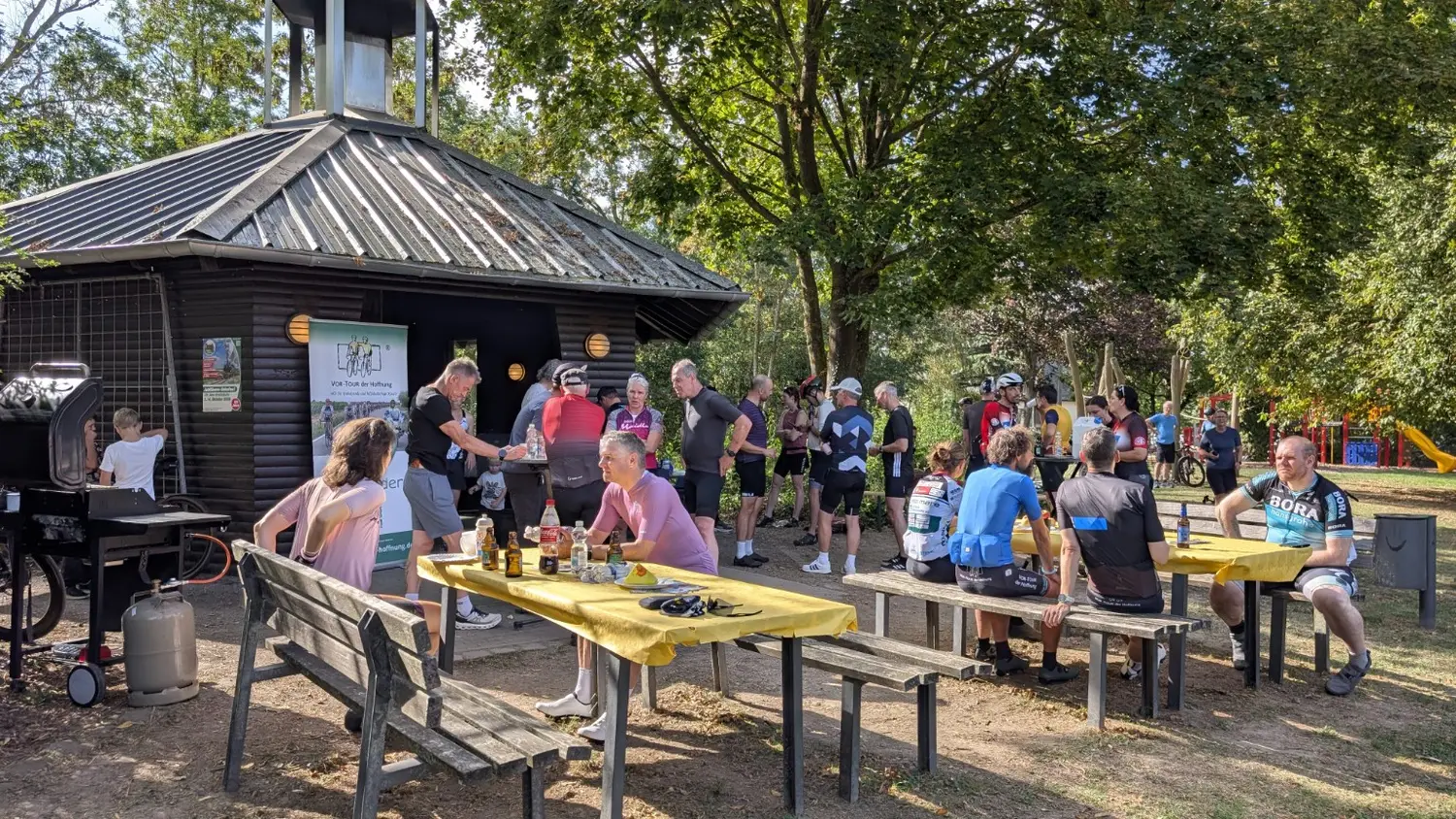 Viele Teilnehmer rund um die Grillhütte bei den Maifelder Loops Vol. 2