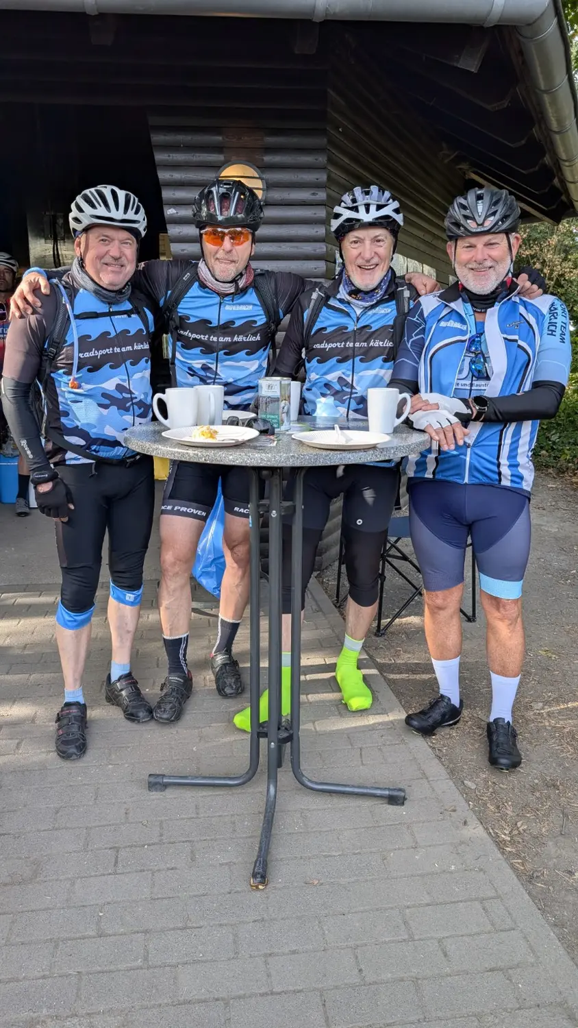 Eine Gruppe Rennradfahrer vor der Grillhütte