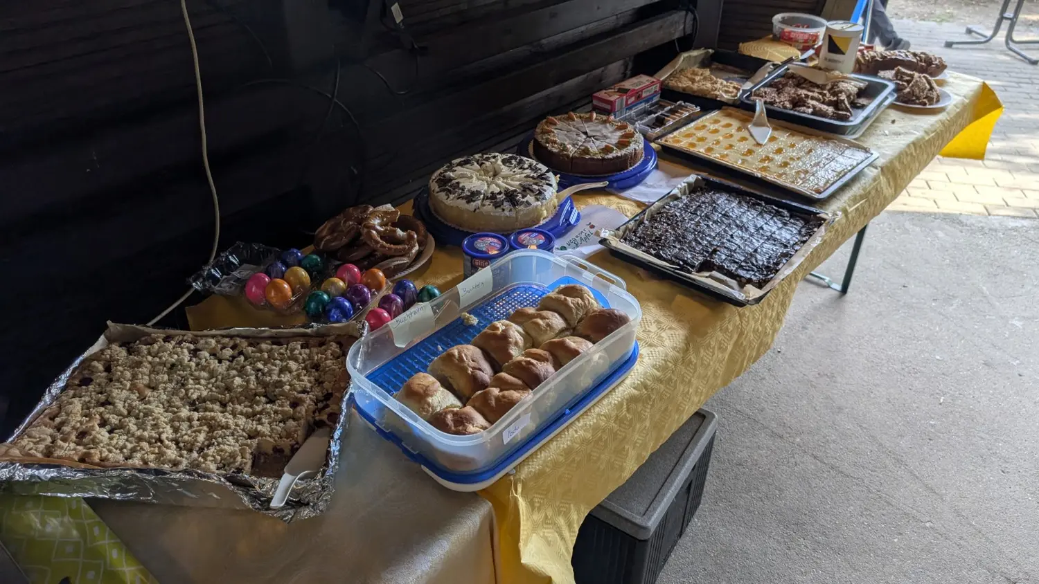 Das von Teilnehmern gespendete Kuchen- und Snackbuffet