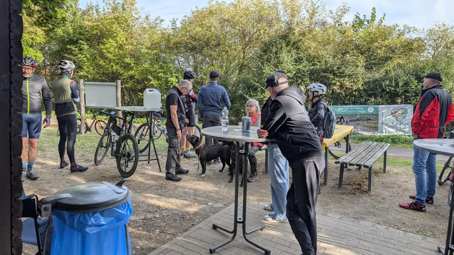 Radfahrer im Austausch vor der nächsten Runde