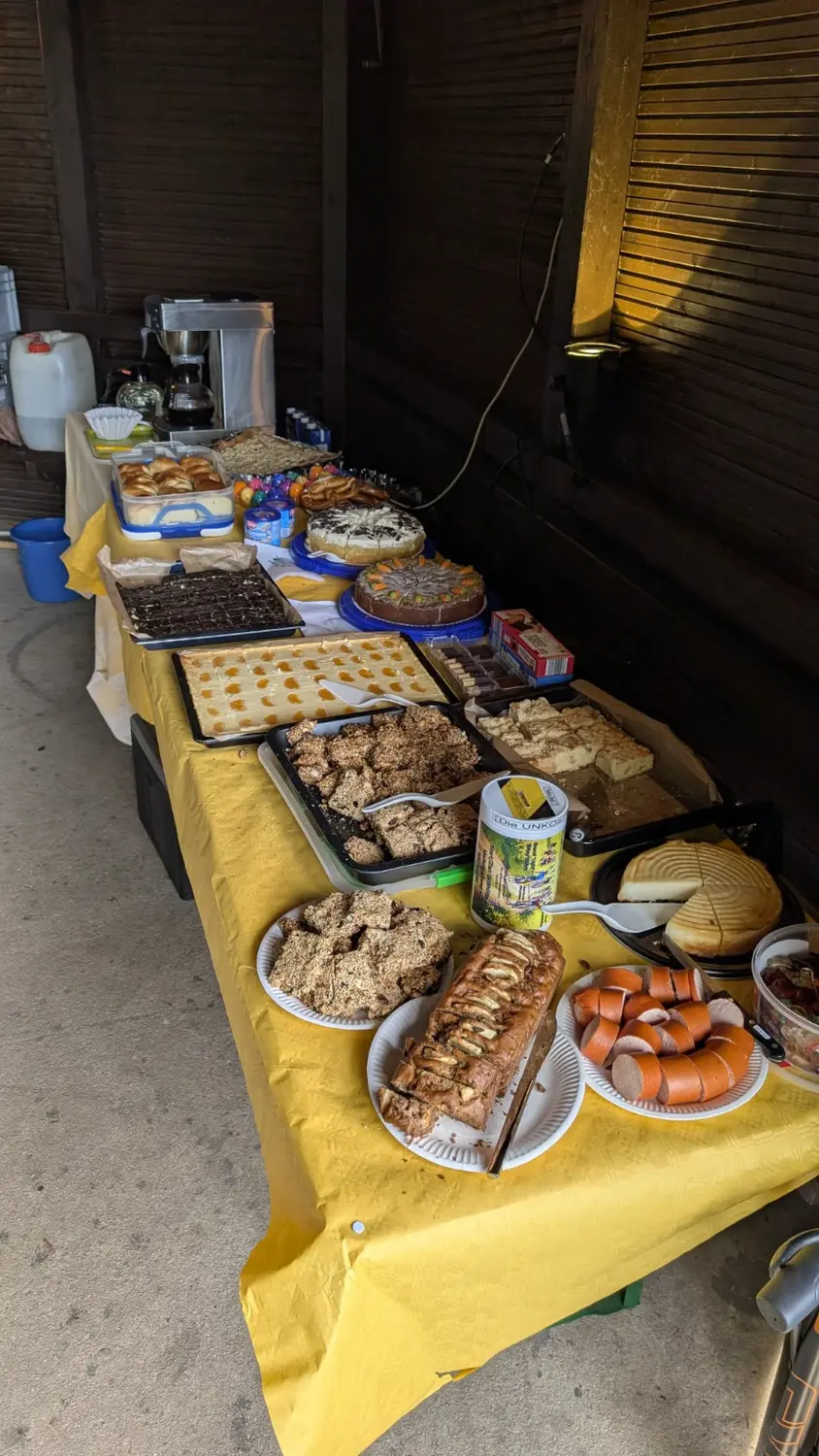 Großes Buffet mit Kuchen, Gebäck und herzhaften Snacks